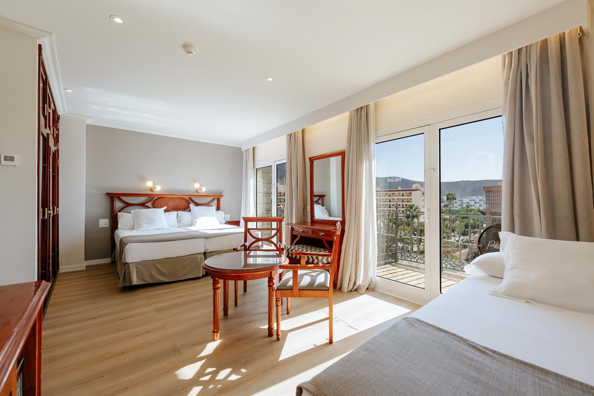 Hotel Reveron Plaza 로스크리스티아노스 외부 사진